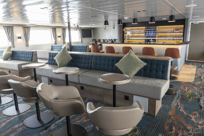Oceanwide Ortelius - Observation Lounge and Bar 4, © Sara Jenner - Oceanwide Expeditions.jpg